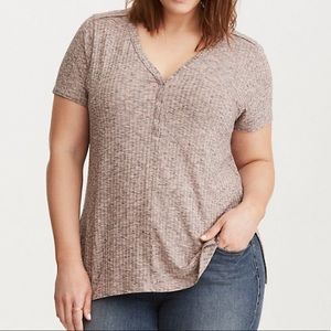 SNAP FRONT RIBBED KNIT HENLEY TEE